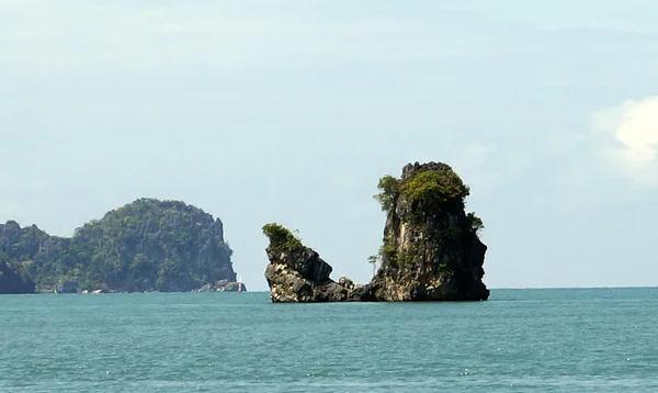 Nádherná pláž s bílým pískem, pobřeží Langkawi. — Stock fotografie