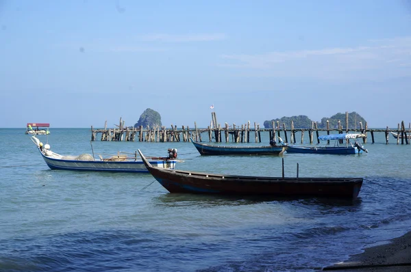Velhos barcos de pesca são costa da Malásia, Langkawi . — Fotografia de Stock