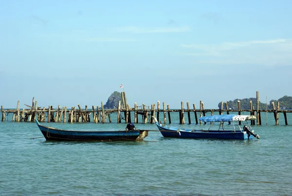 Old fishing boats are coast of Malaysia, Langkawi. — Stock Photo, Image