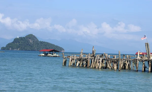 Staré přístaviště molo pobřeží Malajsie, Langkawi. — Stock fotografie