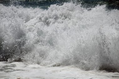 Dumanı tüten Atlantik Okyanusu, dalga deniz.