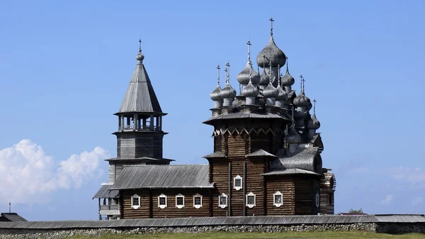 Biserica veche rusă de lemn, Biserica în câmp, un aspect rustic minunat, fundalul . — Fotografie, imagine de stoc