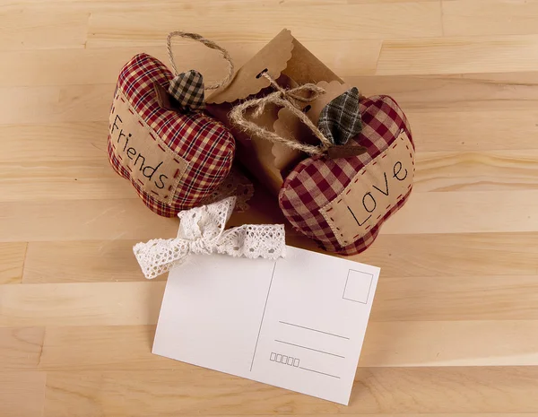 Hermosa composición con tarjetas de invitación, amor y amistad . — Foto de Stock