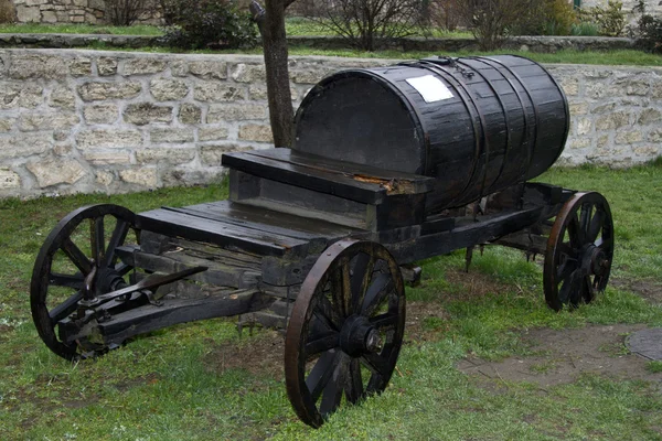 Vintage zwarte vat wagon — Stockfoto
