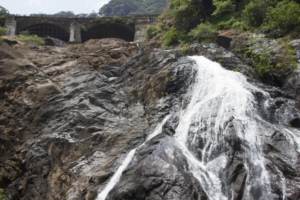 Cascada en la selva, una hermosa vista del ferrocarril en el acantilado. Indiya Goa — Foto de Stock