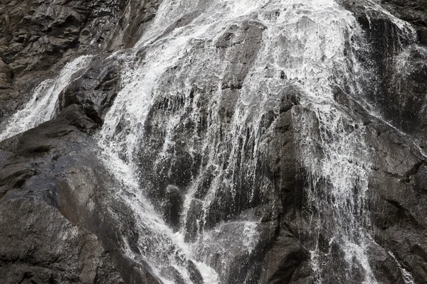 Waterfall in the jungle, a beautiful view of the steep rock .Indiya Goa — Stock Photo, Image