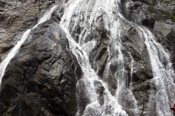 Waterfall in the jungle, a beautiful view of the steep rock .Indiya Goa — Stock Photo, Image