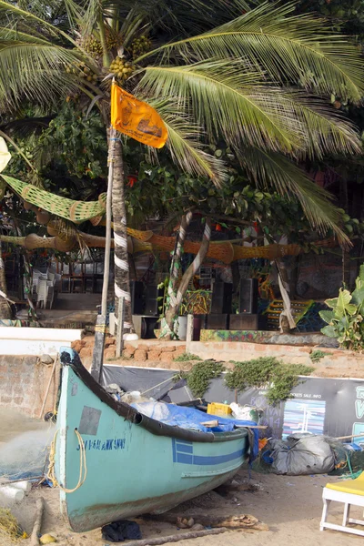 Old fishing boat standing on the sandy beach. India, Goa — Stock Photo, Image