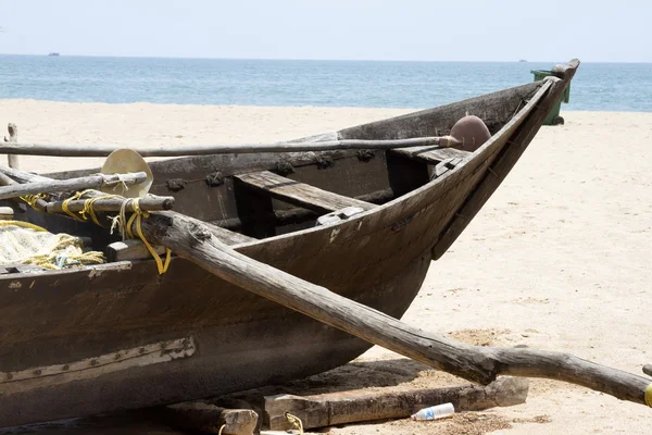 Old fishing boat standing on the sandy beach. India, Goa — Stock Photo, Image