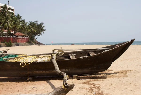 Old fishing boat standing on the sandy beach. India, Goa — Stock Photo, Image