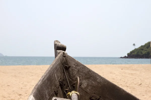 Old fishing boat standing on the sandy beach. India, Goa — Stock Photo, Image