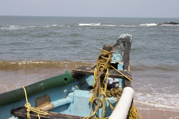 Old fishing boat standing on the sandy beach. India, Goa — Stock Photo, Image