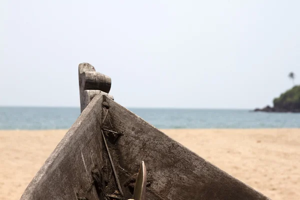 Antiguo barco de pesca de pie en la playa de arena. India, Goa — Foto de Stock