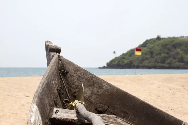 Old fishing boat standing on the sandy beach. India, Goa — Stock Photo, Image