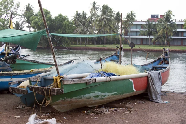 The parking of the old cargo ships stand. Cemetery of the old ships India, Goa. — Stock Photo, Image