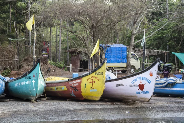 Стоянка старых грузовых судов стоит. Кладбище старых кораблей Индия, Гоа . — стоковое фото