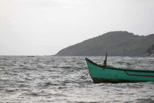 The parking of the old cargo ships stand. Cemetery of the old ships India, Goa. — Stock Photo, Image