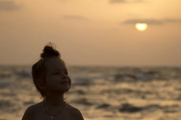 Mooi meisje, zittend op een ligstoel zanderige strand. India, Goa — Stockfoto