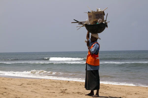 Women collect garbage on a beach. India Goa — Stock Photo, Image