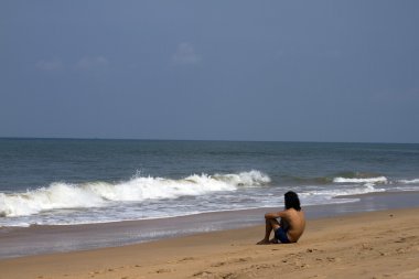 Başında bir plajda oluşturmak için bir sarı taşlar Hint kadında. Hindistan Goa