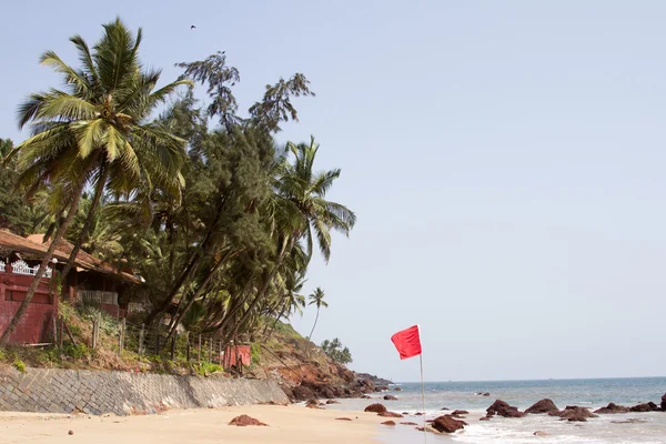 The Indian woman in a sari stones for building on the head on a beach. India Goa — Stock Photo, Image