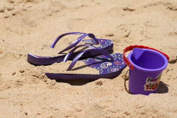 De Indiase vrouw in een sari-stenen voor het bouwen van op het hoofd op een strand. Goa India — Stockfoto