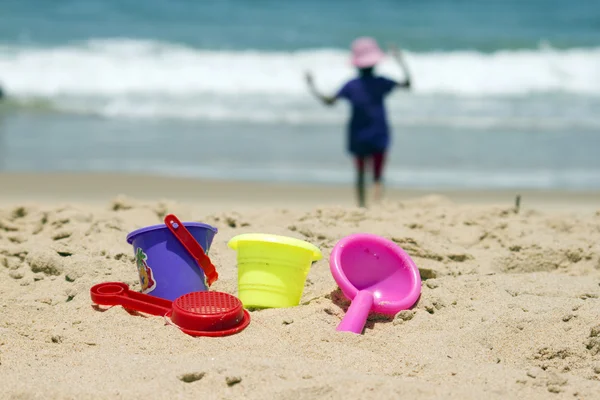 Lasten värikkäitä hiekkaisia leluja kauniilla rannalla. Intia Goa — kuvapankkivalokuva