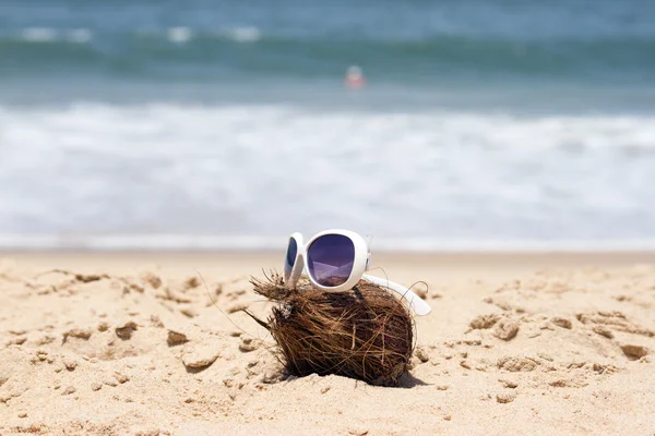 Coconut  and a sunglasses on a beautiful beach. India Goa — Stock Photo, Image