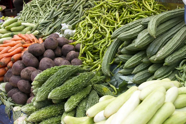 인도 시장 고아에에서 카운터에 콩, 오이, 가지, 신선한 수 분이 많은 야채 — 스톡 사진