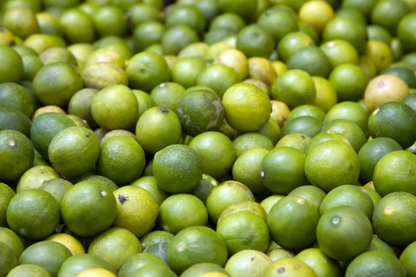 Limão suculento fresco em um balcão no mercado da Índia de Goa — Fotografia de Stock