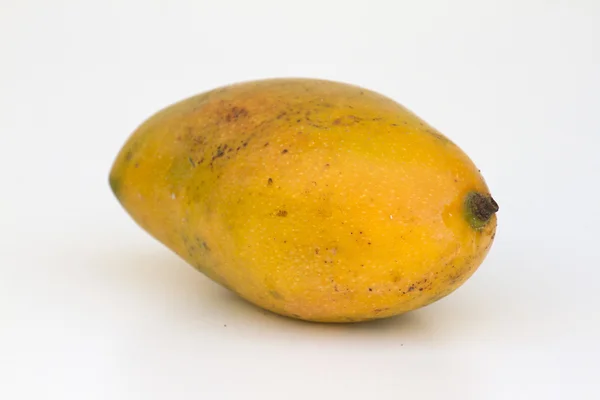 Свежий сочный желтый спелый манго — стоковое фото