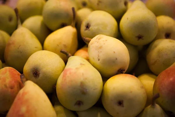 Свежие фрукты на рынке груш — стоковое фото