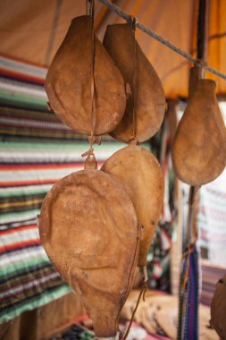 Eski vintage İspanyolca şarap tulumu kümesi 