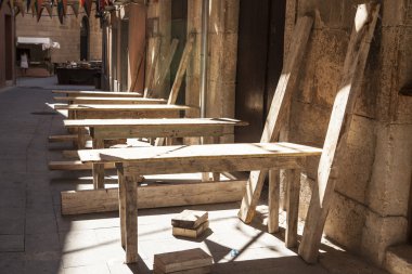 Bir açık hava kafede eski ahşap masalar .