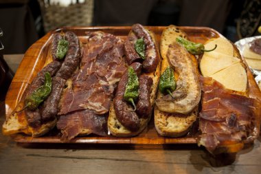 Jamon ve domates ve sosis ile Katalan sandviç