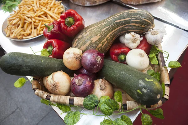 Ψωμί, φρέσκα λαχανικά, κολοκυθάκια, σκόρδο, πιπεριά, κρεμμύδι, στην εύλογη. — Φωτογραφία Αρχείου