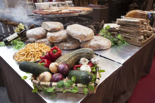 Хлеб, свежие овощи, цуккини, чеснок, перец, лук, на ярмарке . — стоковое фото