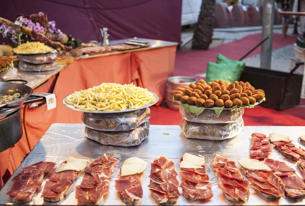 Каталонские сэндвичи с хамоном, помидорами и колбасой — стоковое фото