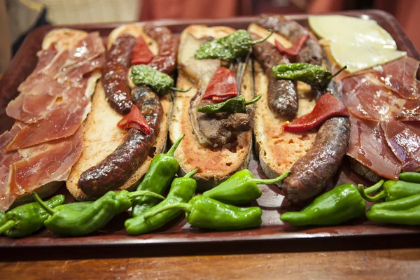 Sanduíches catalães com jamon e tomate e salsicha — Fotografia de Stock