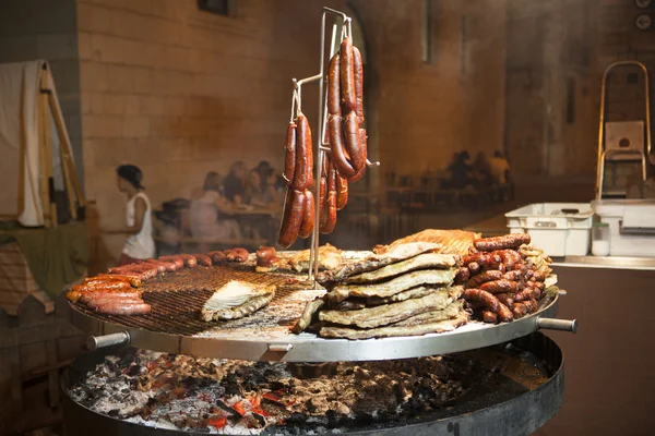 Pezzi di carne gourmet costole di maiale, salsicce, su una grande griglia  . — Foto Stock