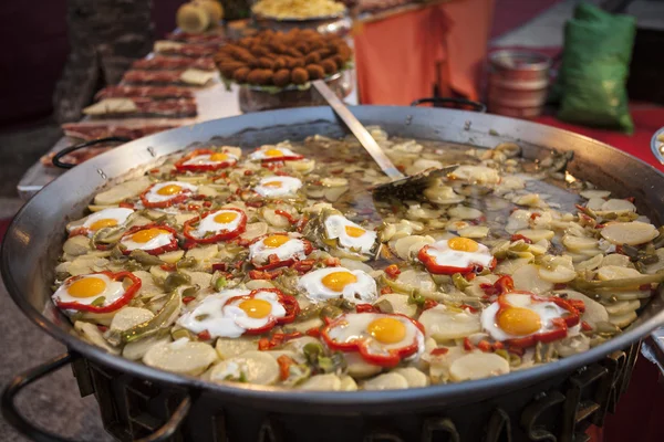 Guisado verduras frescas incluyendo patatas pimientos cebollas huevos. En la parrilla al aire libre — Foto de Stock