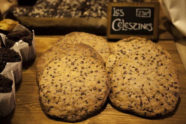 Házi csokoládé cookie-k, egy tálcán a vásáron, Spanyolország — Stock Fotó