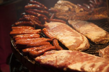 Gurme et parçaları domuz kaburga, sosis, büyük bir ızgara üzerinde .