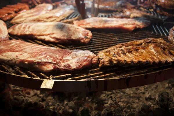 Labužnické maso z vepřových žeber, párky, na velkém grilu . — Stock fotografie