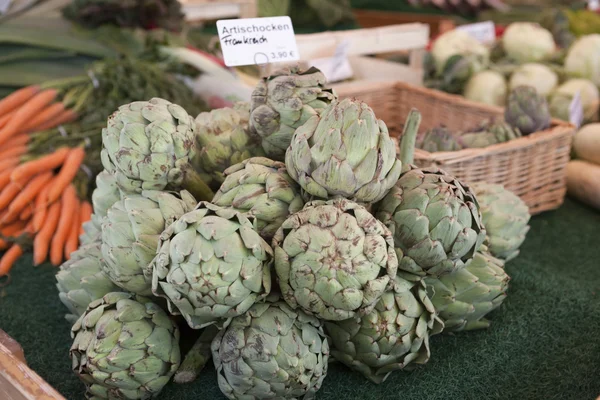 Fresh fruits artichokes at the farmers market — Stock Photo, Image