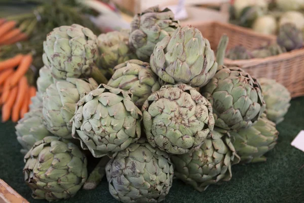 Vers fruit artisjokken op de boerenmarkt — Stockfoto