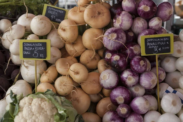 Λαχανάκια Βρυξελλών φρέσκα λαχανικά, γογγύλια, ραπανάκια, ραπανάκια στην αγορά των αγροτών. — Φωτογραφία Αρχείου