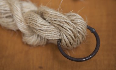 Bobin bir ip ile deniz birimi ve bir demir çalmak.