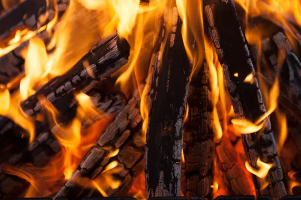 Beau feu avec des flammes bois carbonisé — Photo