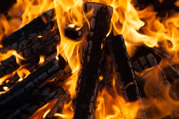 Beautiful fire with flames charred wood — Stock Photo, Image